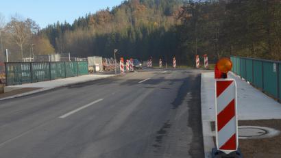 Bild: dob
Freie Fahrt auf der Kreisstraße 32 bei Peugenhammer in Richtung Georgenberg. Seit Montag ist die Strecke wieder für den Verkehr freigegeben.