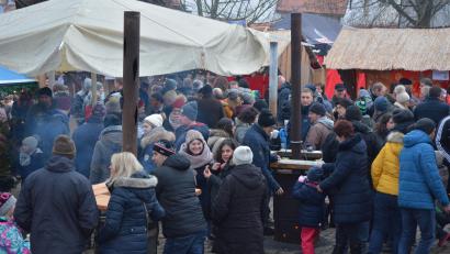 Archivbild: jr
Großer Beliebtheit erfreut sich seit jeher der Leonberger Weihnachtsmarkt. Dabei ging es häufig sehr gedrängt auf dem Gelände rund um den Leonhardi-Parkplatz zu, so wie hier zu sehen auf dem Bild aus dem Jahr 2019.