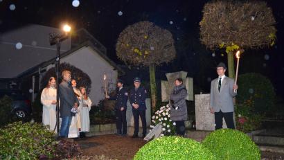 Bild: gi
Pfarrer Udo Klösel betete am Kriegerdenkmal zum Volkstrauertag. Zweiter Bürgermeister Bernhard Rom erinnerte an die Gewalt der Kriege und gedachte auch der Gefallenen der ehemaligen Gemeinde Heumaden.