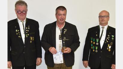 Bild: Reiner Hoffmann/exb
Dem Sieger des Sepplschießens, Josef Schmaußer (Mitte), gratulieren der Erste und der Dritte Schützenmeister, Robert Geitner (links) und Markus Gebhard (rechts).