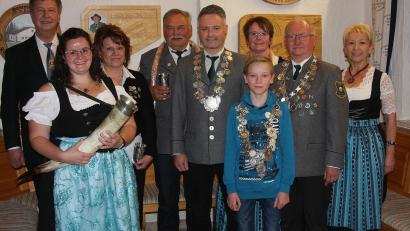 Bild: wro
Einer der Höhepunkte des Festabends war die Proklamation der Schützenkönige. Im Bild von links Gauschützenmeister Manfred Zölch, Julia Gmeiner, Andrea Dietl, Georg Bächer, Matthias Bauer, Bettina Gmeiner, Philipp Kunz, Karl Greger und Zweite Schützenmeisterin Erika Ringel.