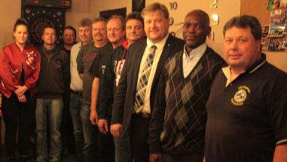 Bild: aun
Die Krieger- und Soldatenkameradschaft Utzenhofen wählt eine neue Führungsriege (von links): Lisa Fromm, Laurenz Knott, Johann Tuchscherer, Leonhard Eichenseer, Peter Gradl, Vorsitzender Manfred Körner, Martin Riehl, Bürgermeister Stefan Braun, Pfarrer Charles Nwamiro und Roland Bösl.