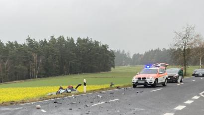 Bild: Polizei Amberg
Bei einem Zusammenstoß im Kreuzungsbereich von AS 32 und AS 33 wurden alle Insassen verletzt und beide Autos erheblich beschädigt.