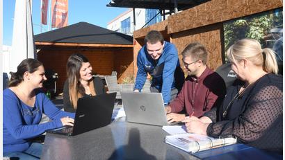 Bild: Gabi Schönberger
Neben Familienfreundlichkeit ist eine gute Work-Life-Balance für die Mitarbeiter Ziel von Personalchefin Anna Meindl (Zweite von links) und Betriebsratsvorsitzendem Christian Kurz (Zweiter von rechts) bei Eisen Knorr. In einem attraktiv gestalteten Außenbereich können Besprechungen, Pausen, Feiern und Grillseminare abgehalten werden.