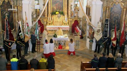 Bild: Josef Böhm
In Konzelebration mit Ruhestandspfarrer Max Stigler feierte Pfarrer Herbert Rösl die Eucharistie zum Kirchenpatrozinium.
