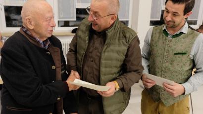 Bild: do
Norbert Ferstl (Bildmitte) und der Pressather Hegeringleiter Christian Ferstl (rechts) gratulieren Albert Butscher (links) zur 70-jährigen Mitgliedschaft im Landesjagdverband Bayern.