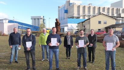 Bild: ZMS/exb 
Verbandsdirektor Thomas Knoll (zweiter von rechts) gratulierte zusammen mit den zuständigen Vorgesetzten und der stv. Personalratsvorsitzenden Elfriede Gleixner (vierte von rechts) den Arbeitsjubilaren des ZMS Dieter Brandl, Manfred Schneeberger, Ronny Siegemund und Michael Hirsch (vordere Reihe von links) zu ihren Betriebsjubiläen.