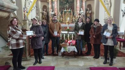 Bild: KLB Beidl/Stein/exb
Nach dem Gedenkgottesdienst übergab der Vorstand des katholischen Landvolks Spenden an die Kinder- und Jugendgruppen der Pfarreien Beidl und Stein (von links): Luzia Richtmann (KLB Beidl/Stein), Nicole Krämer-Wolfrum (Grashüpfer), Klara Buckenlei und Sandra Zölch (KLB Beidl/Stein), Philipp Zölch (Lollipops), Sabrina Frank und Nicole Fischer (Eisbären), Marina Schedl (KLB Beidl/Stein), Kerstin Ziegler (Kinderchor Beidl).