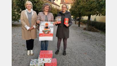 Bild: njn
Emsiges Treiben zur Aktion "Weihnachten im Schuhkarton" herrscht im ehemaligen Kälberstall des Schlosses Wildenreuth, den Freifrau Eva von Podewils (links) dem Team zur Verfügung gestellt hat. Mit auf dem Bild (von rechts) Leiterin Katrin Feil und Erika Häupler.