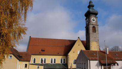 Bild: le
Seit Monaten ungewohnt: Kirchturm und Pfarrkirche ohne die prägenden Kreuze.