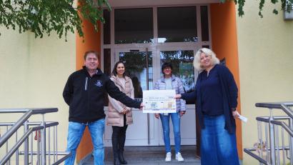 Bild: wmi
Kindertagesstätten-Leiterin Iwona Brütting (vorne rechts) und Elternbeirats-Vorsitzende Madeleine Schnerch (hinten links) bedankten sich bei Ilona Schmidt (hinten rechts) und Martin Melchner (vorne links.) für die willkommene Spende.
