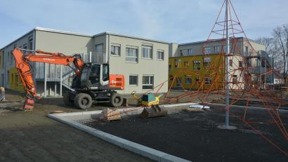 Bild: jr
Investitionen in Kindergärten und Schulen kosten Millionen. In Mitterteich kommt die Stabilisierungshilfe hier zum Einsatz. Die Stadt hat einen neuen Kinderhort mit Ganztagsbetreuung gebaut und die Grundschule (Gebäude rechts) saniert.