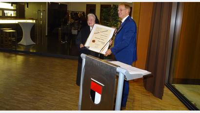 Bild: apr
Die gebürtige Mehlmeiselerin Schwester Pietro Prechtl (links) erhielt aus den Händen des Parsberger Bürgermeisters Josef Bauer (rechts) die Bürgermedaille in Gold der Stadt