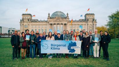 Bild:  Katharina König
Der „Bürgerrat Klima“ drehte vor dem Berliner Reichtagsgebäude einen Film um die Parteien des Deutschen Bundestags eindringlich an ihre Verantwortung zum Schutz des Klimas zu erinnern. Mitwirkende an den zweitägigen Dreharbeiten war Katharina König (vorne, Sechste von links).
