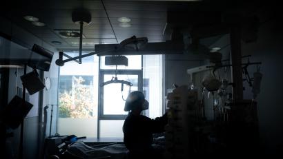 Symbolbild: Fabian Strauch
Eine Mitarbeiterin der Pflege steht in einem Zimmer einer Corona-Intensivstation.