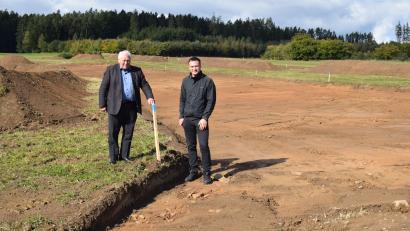 Bild: bnr
Im Baugebiet "Hüthberg Nord" haben die Erschließungsarbeiten begonnen. Bürgermeister Hans Wilhelm (links) und Geschäftsstellenleiter Thomas Prey (rechts) machen sich ein erstes Bilde von den Arbeiten.