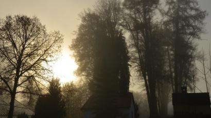 Bild: dob
Wenn sich im Zottbachtal die Sonne durch den dichten Nebel einen Weg sucht, kann man die Kapelle in Hagenmühle im Novemberlicht betrachten.