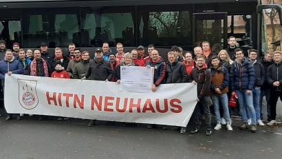 Bild: Hartmann/exb
Der FC-Bayern-Fanclub Hitn Neuhaus überreichte dem Freibadförderverein Windischeschenbach eine Spende in Höhe von 1000 Euro.