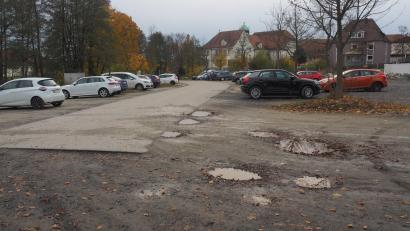 Bild: ws
Die Neuanlage des Parkplatzes am Landratsamt soll jetzt doch von der Stadt ausgeführt werden. Damit kann eine bessere Förderung erreicht werden. Der Baubeginn hängt von der Rückübereignung des Grundstücks ab.