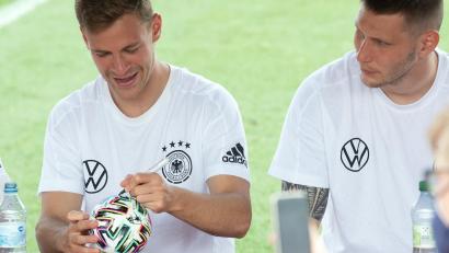 Bild: Federico Gambarini
Der FC Bayern kommt nicht zur Ruhe: Nach dem positiven Coronatest von Niklas Süle (rechts) wird sich die Diskussion zwangsläufig erneut um den ungeimpften Joshua Kimmich drehen.