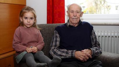 Bild: wro
Zusammen mit der vierjährigen Urenkelin Hanna hat es sich Karl Ernstberger gemütlich gemacht, um mit den Gästen und der Familie seinen 104. Geburtstag zu feiern.
