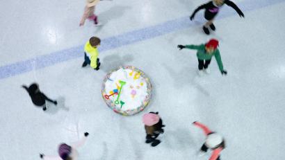 Symbolbild: Sebastian Kahnert
Kinder laufen mit Schlittschuhen auf einer Eisfläche. Minderjährige Schüler über zwölf Jahren, die regelmäßig auf Corona getestet werden, können für eine Übergangsfrist bis Ende des Jahres auch ungeimpft ihre sportlichen Hobbys fortführen
