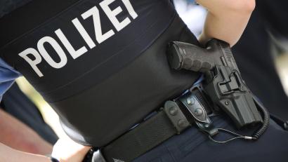 Bild: Arne Dedert
Eine Polizeibeamtin trägt ihre Dienstwaffe am Gürtel. Foto: Arne Dedert/dpa/Symbolbild