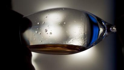 Symbolbild: Daniel Naupold/dpa
Die Abgabe von Alkohol an Minderjährige ist verboten.