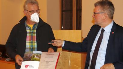 Bild: mfh
Bürgermeister Michael Göth (rechts) überreicht Helmut Heuberger für seine Arbeit im Bienenzuchtverein die Knorr-von-Rosenroth-Medaille.
