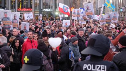 Archivbild: Sebastian Willnow
Teilnehmer einer Kundgebung von Kritikern der Coronamaßnahmen der Bundesregierung.
