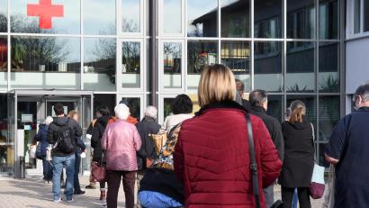 Bild: Gabi Schönberger
Vor dem Impfzentrum in der Ulrich-Schönberger-Straße in Weiden bilden sich momentan wieder regelmäßig lange Schlangen von Impfwilligen aller Altersgruppen.