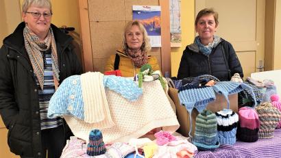 Bild: rgr
Einige Frauen vom Strickkreis Süßenweiher haben warme Wintersachen gestrickt und sie beim Bürgerladen Grafenwöhr abgegeben.