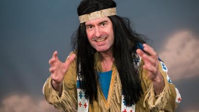 Symbolbild: Daniel Karmann/dpa
Der bayerische Wirtschaftsminister, Hubert Aiwanger (Freie Wähler), als Winnetou bei der "Fastnacht in Franken" im Jahr 2017. Kann man das heute noch so machen?