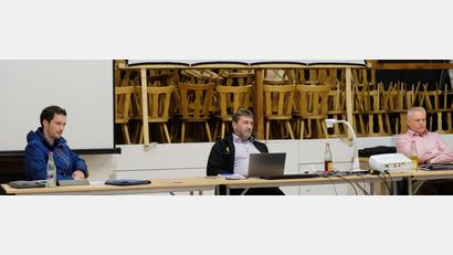 Bild: do
Im Kreuzfeuer der Kritik stand in der Kirchenthumbacher Marktgemeinderatssitzung die Rathausführung. "Es kommt nix, wenn Kürzinger regiert", sagen die Bürgermeister-Stellvertreter Alexander Schatz und Ewald Plößner (von links), während aus der Sicht von SPD-Rat Jan Wiltsch . Bürgermeister Jürgen Kürzinger "nicht allein der Depp sein kann".