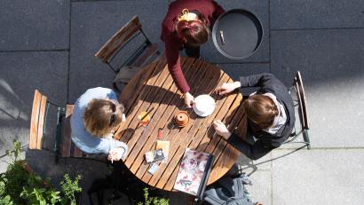 Symbolbild: Sebastian Kahnert / dpa
Eine Kellnerin bedient in einem Cafe zwei Frauen.