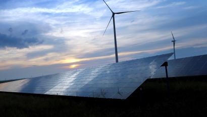 Symbolbild: Karl-Josef Hildenbrand
Solarzellen und Windräder sind wichtige Bestandteile in den Plänen der Energie-Wende.