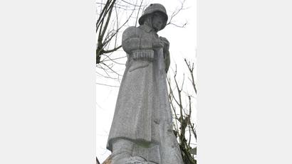 Bild: Jochen Neumann
Seit über 90 Jahren erinnert der nachdenkliche Soldat im Wachanzug an die Opfer von Kriegen. Im September 1930 wurde das Kriegerdenkmal aus Granit errichtet.