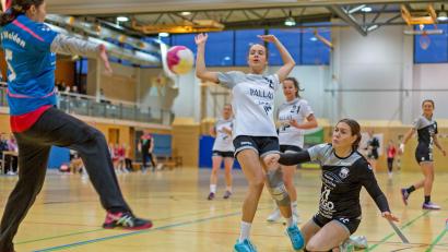 Bild: Guenter Uschold
Leonie Betz (schwarzes Trikot Nr. 11) und ihre Mannschaftskolleginnen des HV Oberviechtach wollen gegen die SG Mintraching/Neutraubling II den nächsten Heimsieg feiern.