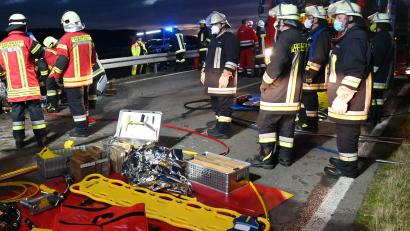 Bild: gf
Viele Einsatzkräfte kämpften nach einem schweren Unfall auf der B 14 zwischen Gebenbach und Hirschau um das Leben von zwei Insassen eines Pkws, der mit einem Bus kollidiert war.