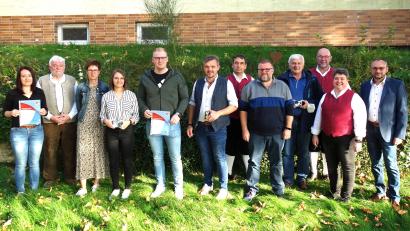 Bild: fjo
Sandro Hochwart (Fünfter von rechts) und Franz Rauch (Mitte) wirken seit 35 Jahren im großen Vereinsorchester; Anndreas Hösl (Fünfter von links) und Martina Hoch (Dritte von links) seit 25 Jahren.