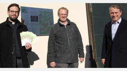 Bild: ads
Pfarrer Dominik Mitterer, Pfarrgemeinderatssprecher Rainer Hofmann und Bürgermeister Hermann Böhm (von links) sind sich einig, dass mit dem Kapellenweg ein großartiges Freizeitangebot für die ganze Familie mit religiösem und kulturellem Charakter geschaffen worden ist.