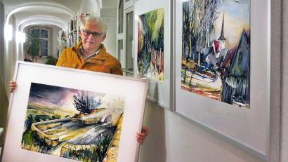 Bild: stg
Günter Haslbeck präsentiert seine expressiven Kemnath-Aquarelle in der Stadtbücherei.