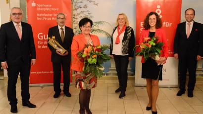 Bild: Kunz
Vorstandsvorsitzender Ludwig Zitzmann (links) und Vorstandsmitglied Hans-Jörg Schön (rechts) verabschieden langjährige Mitarbeiterinnen und Mitarbeiter. Dankesworte sprach auch Personalratsvorsitzende Dagmar Nachtigall (Dritte von rechts).