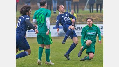 Bild: Guenter Uschold
Auch wenn es für Kulmains Jakob Schmidt (Zweiter von rechts) beim 4:1-Erfolg gegen den FC OVI-Teunz mitunter schmerzhaft war, gewann der SVK (links, Marvin Felder) das Kellerduell hochverdient. Nun gastiert die SpVgg SV Weiden II in Kulmain.