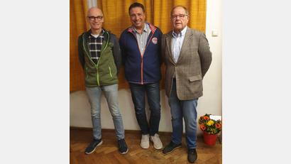 Bild: hrk
Siegfried Schiedlofsky ist der neue Vorsitzende der Kemnather Liedertafel, Werner Ponnath (von rechts) ist sein Stellvertreter. Eugen Ponnath (links) kümmert sich weiterhin um die Finanzen.