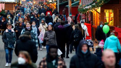 Bild: Roland Weihrauch/dpa
Der Duisburger Weihnachtsmarkt öffnet mit verschärften Corona-Regeln.