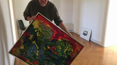 Bild: ihl
Co-Kurator Stefan Voit packt aus. Dieses Bild von Karl Aichinger gehört dem Bezirk.