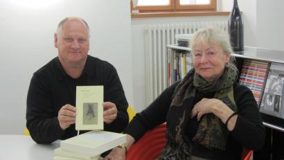 Bild: aks
Herausgeberin Regina Henscheid und Verleger Wilhelm Koch präsentieren die vierbändige Gneisenau-Brief-Gesamtausgabe und den ergänzenden Erzählband.