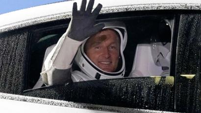 Bild: John Raoux/dpa
Der deutsche Astronaut Matthias Maurer winkt auf dem Weg zur Startrampe.