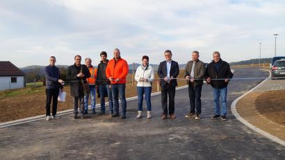 Bild: wel
Bürgermeister Martin Birner (dritter von rechts) und seine Stellvertreterin Margit Reichl freuen sich über das Baugebiet mit zehn Parzellen und zerschneiden zusammen mit Vertretern des Stadtrats, der Firma Seebauer aus Girnitz und des Ingenieurbüros Weiß, Neunburg, das Band, um das Gebiet freizugeben.